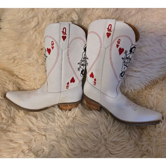 Dingo White Heeled Boots with Red and Black Design - Picture 2 of 11